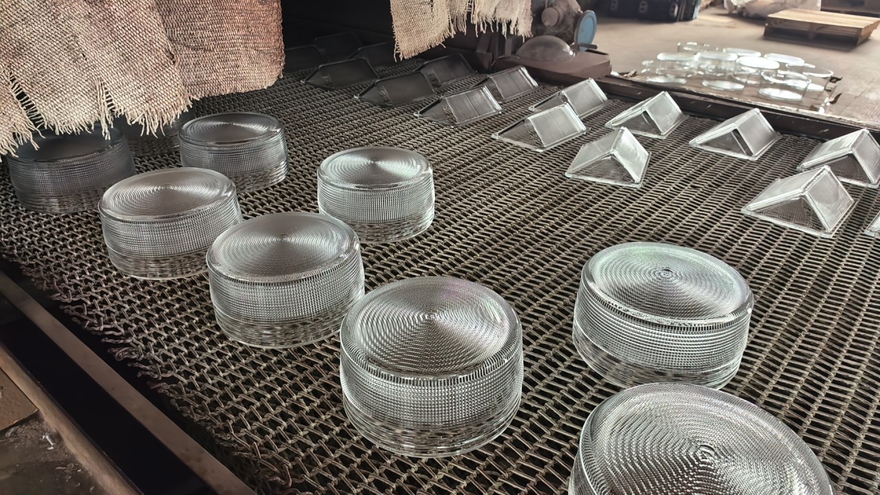 Common Questions and Solutions in Molten Glass Pressing (2)
