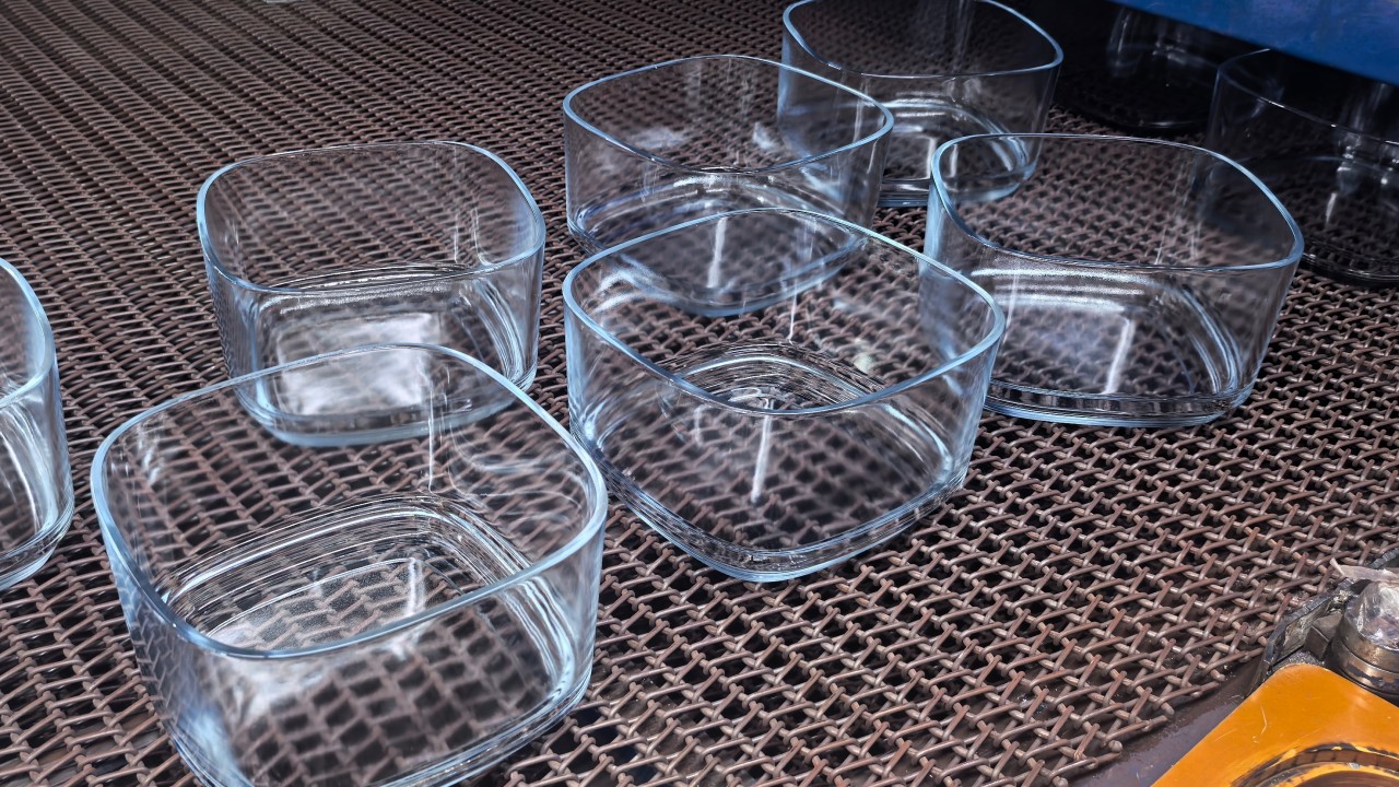Molten Glass Pressing (4)