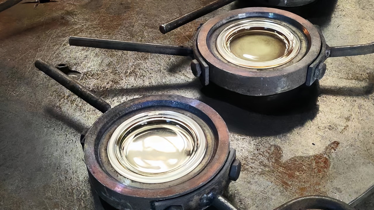 Molten Glass Pressing (5)