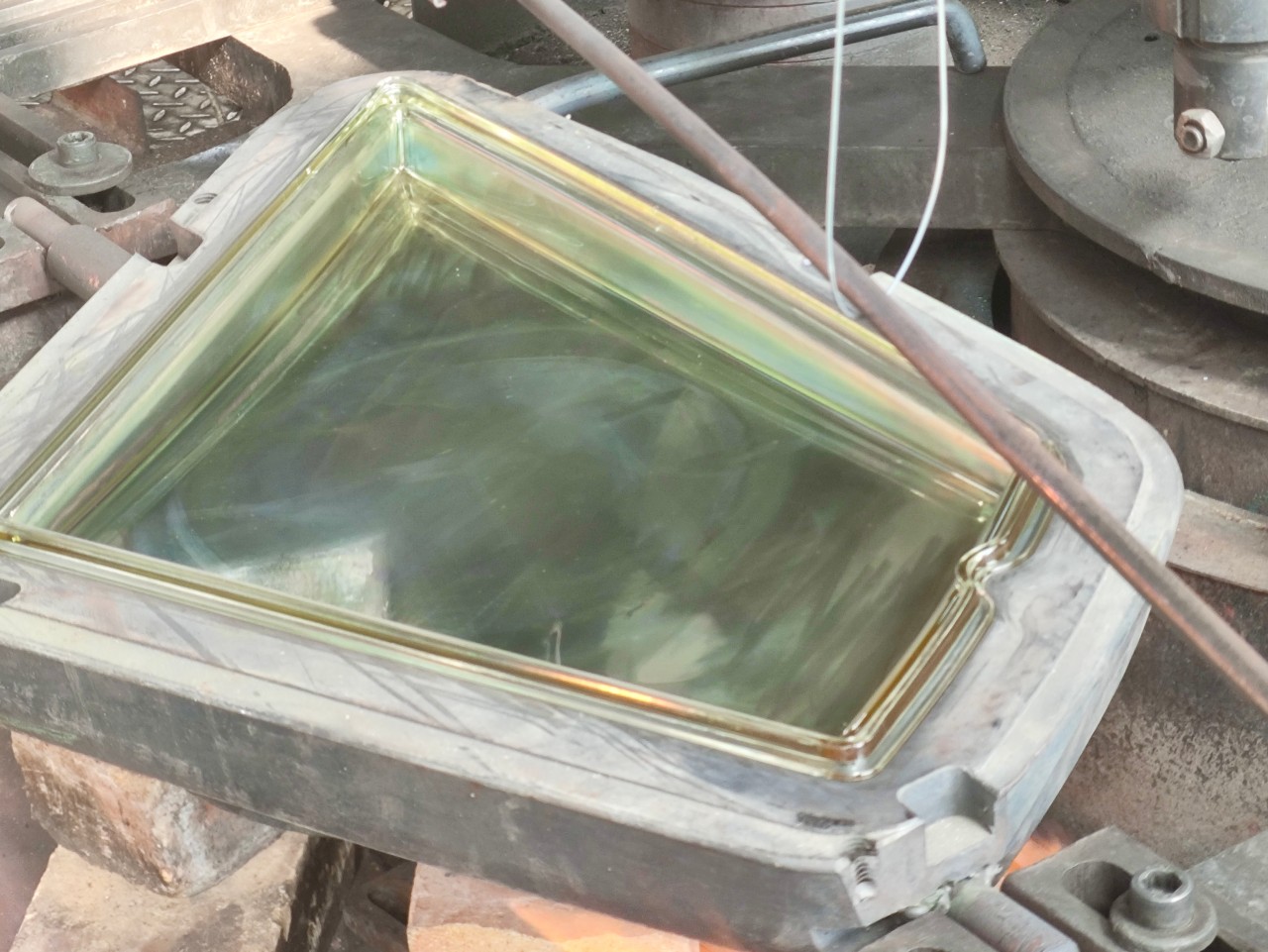 What is Molten Glass Pressing (1)