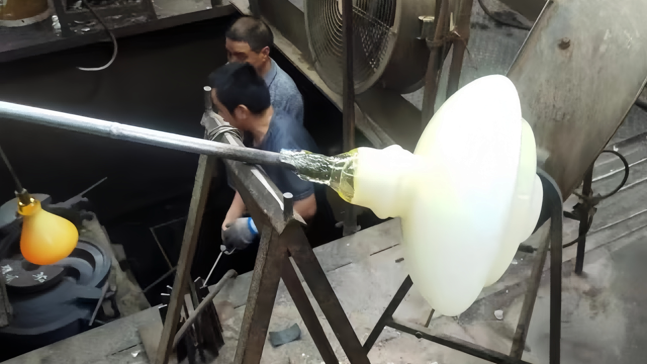Molten Glass Blowing (2)