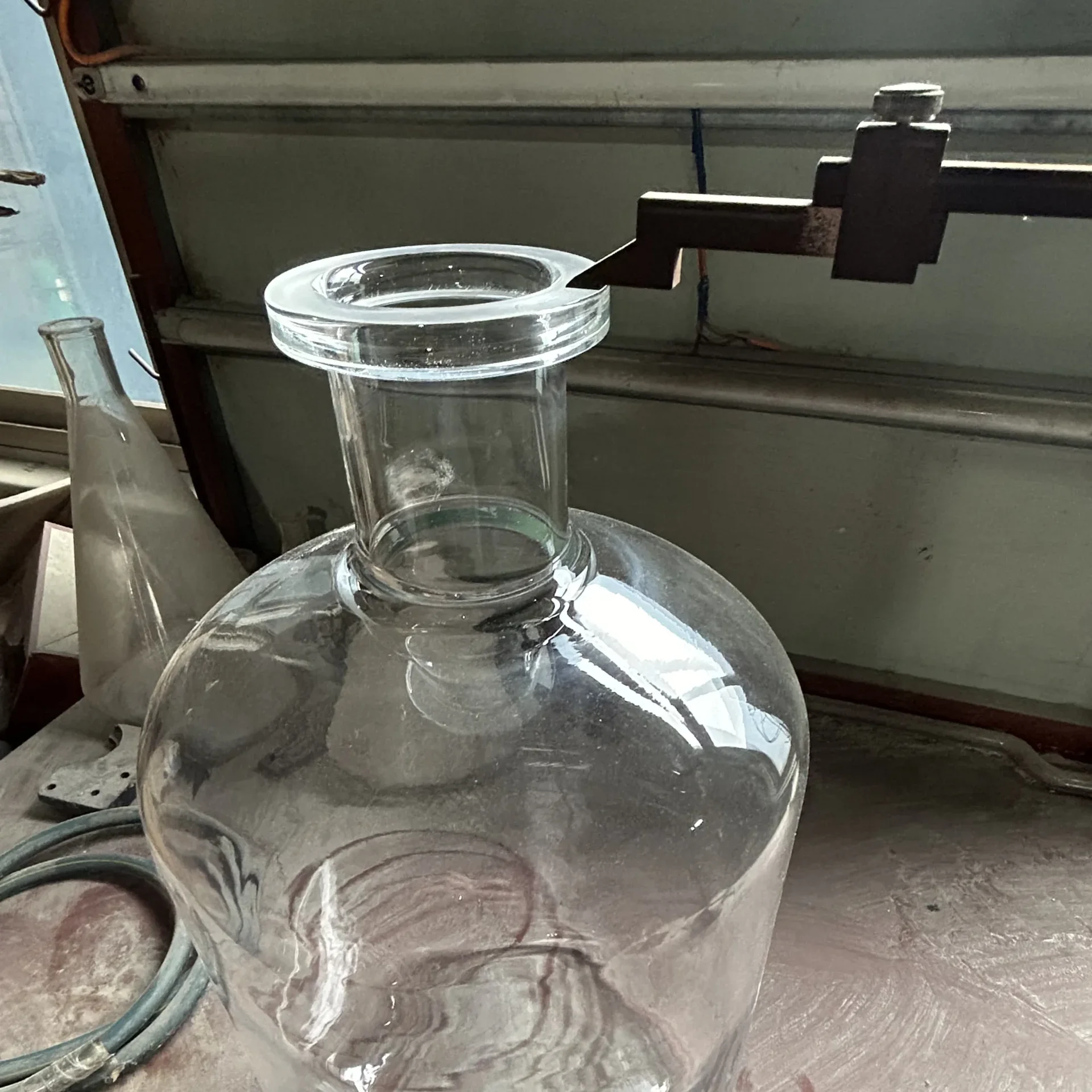 Custom Large-Format Borosilicate Pharma Bottles for Small-Batch Production (1)