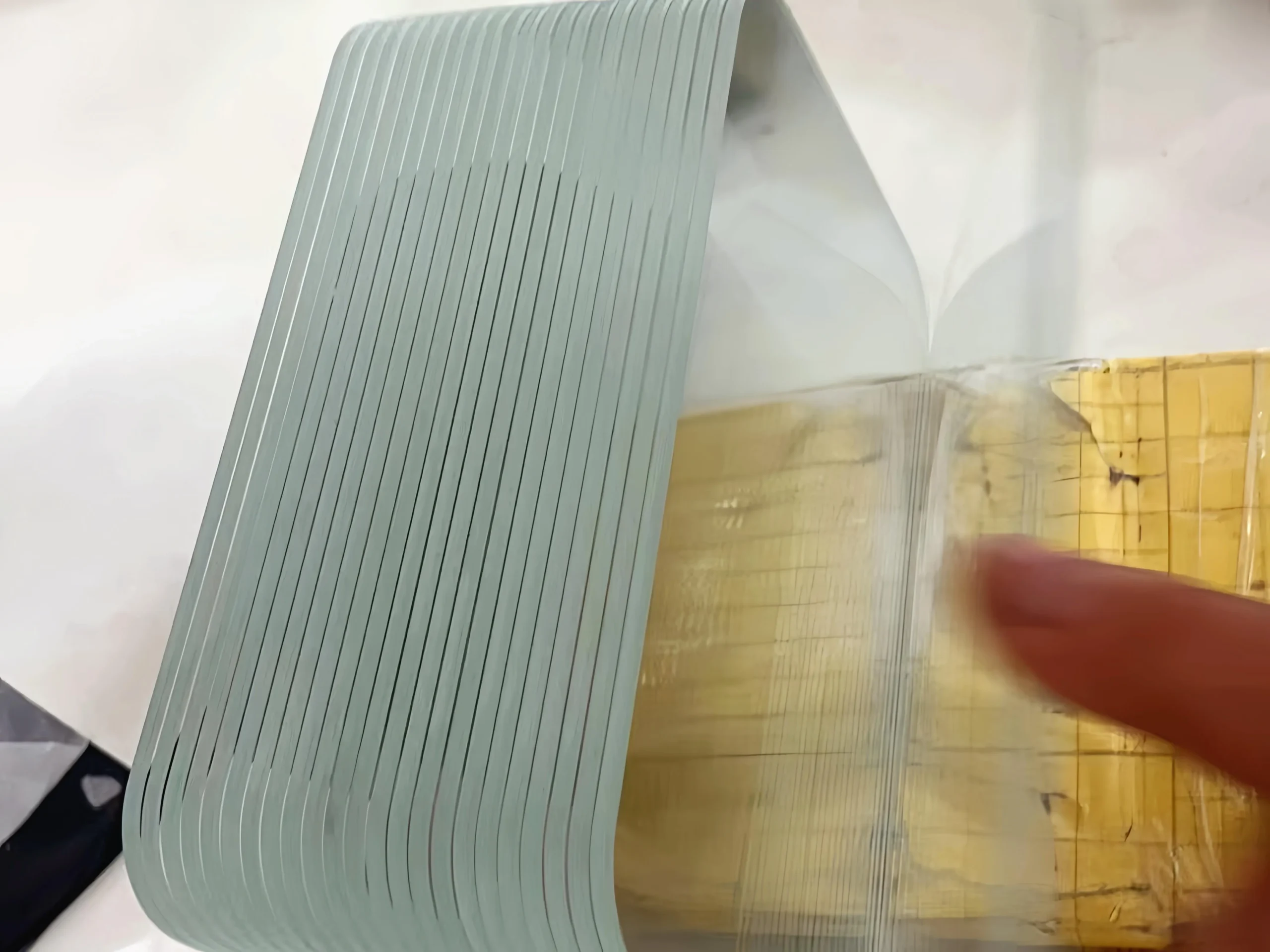 Batch of glass components arranged for edge appearance review