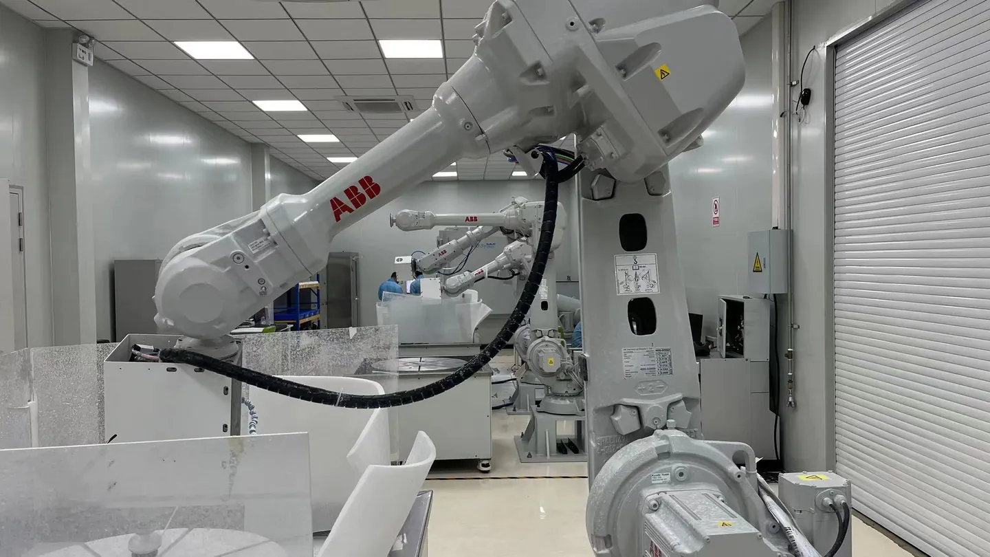 Automated robotic production cell at BO-Glass