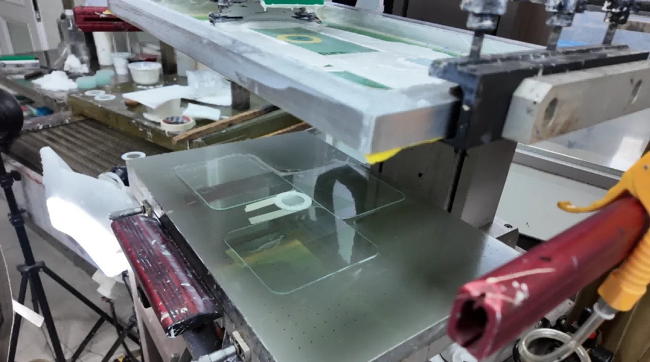 Screen-printing transfer sequence: mesh, stencil, squeegee contact and ink release onto glass.