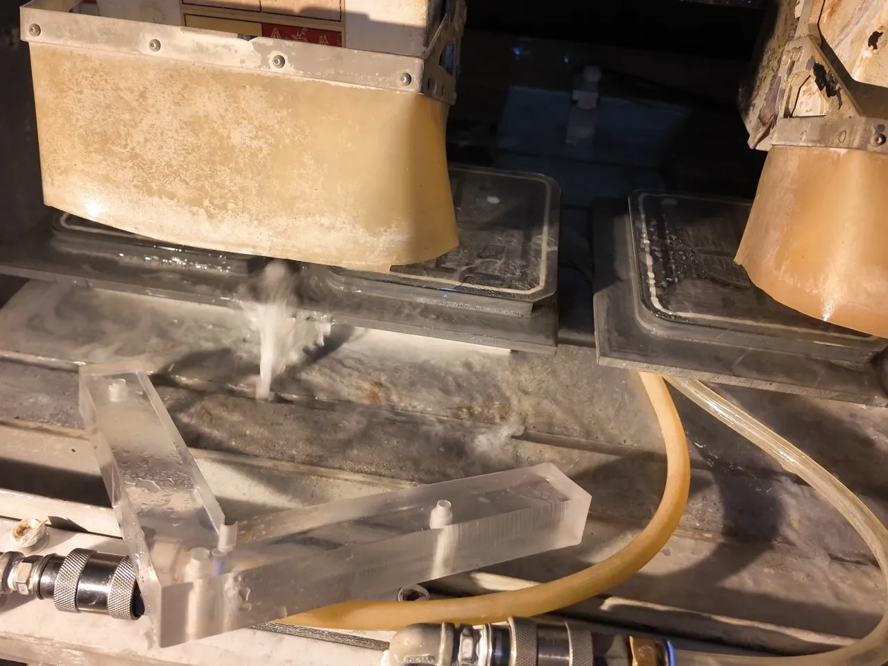 Coolant-assisted wet grinding of a shaped glass component