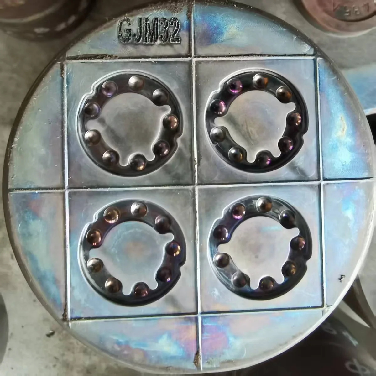 Four circular patterned cavity positions arranged in a glass forming tool