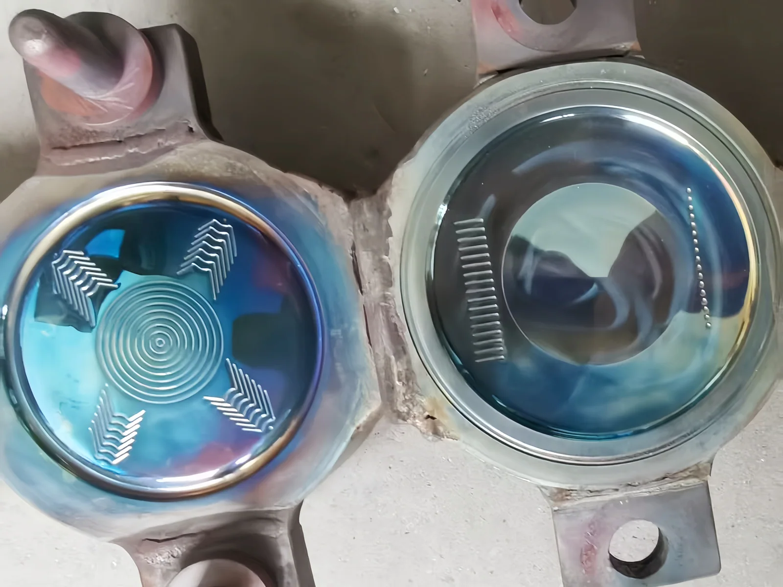 Opposing mould faces with concentric rings and directional patterned features