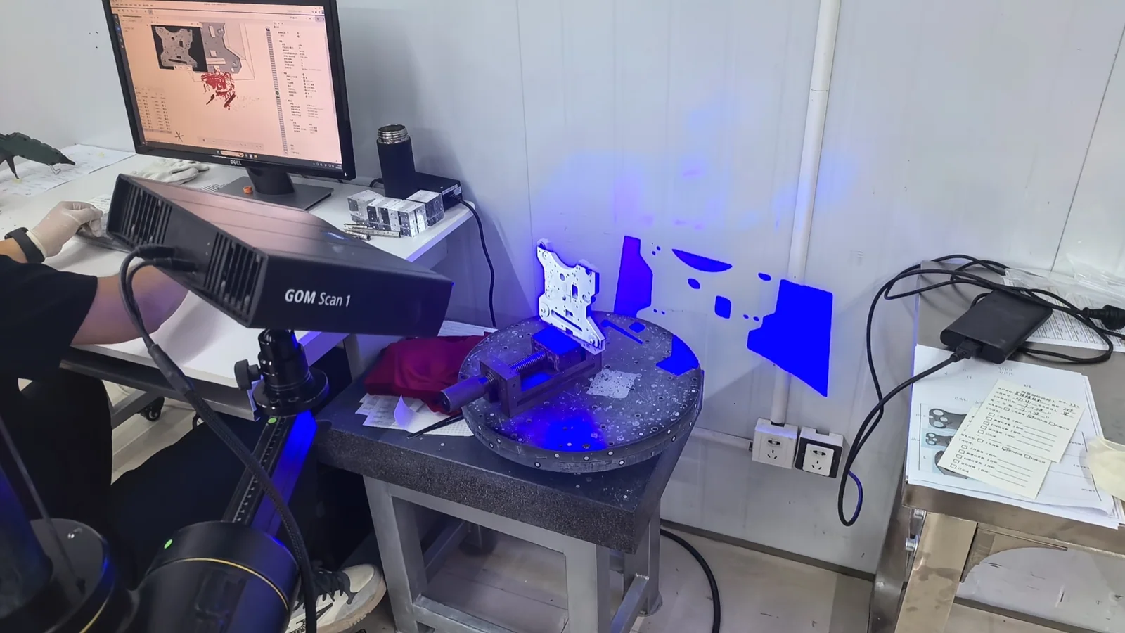 Blue-light scanning workstation measuring a fixtured non-transparent component